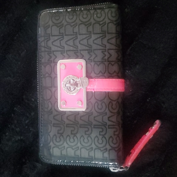 Marc By Marc Jacobs Patent Leather Wallet - Picture 2 of 12